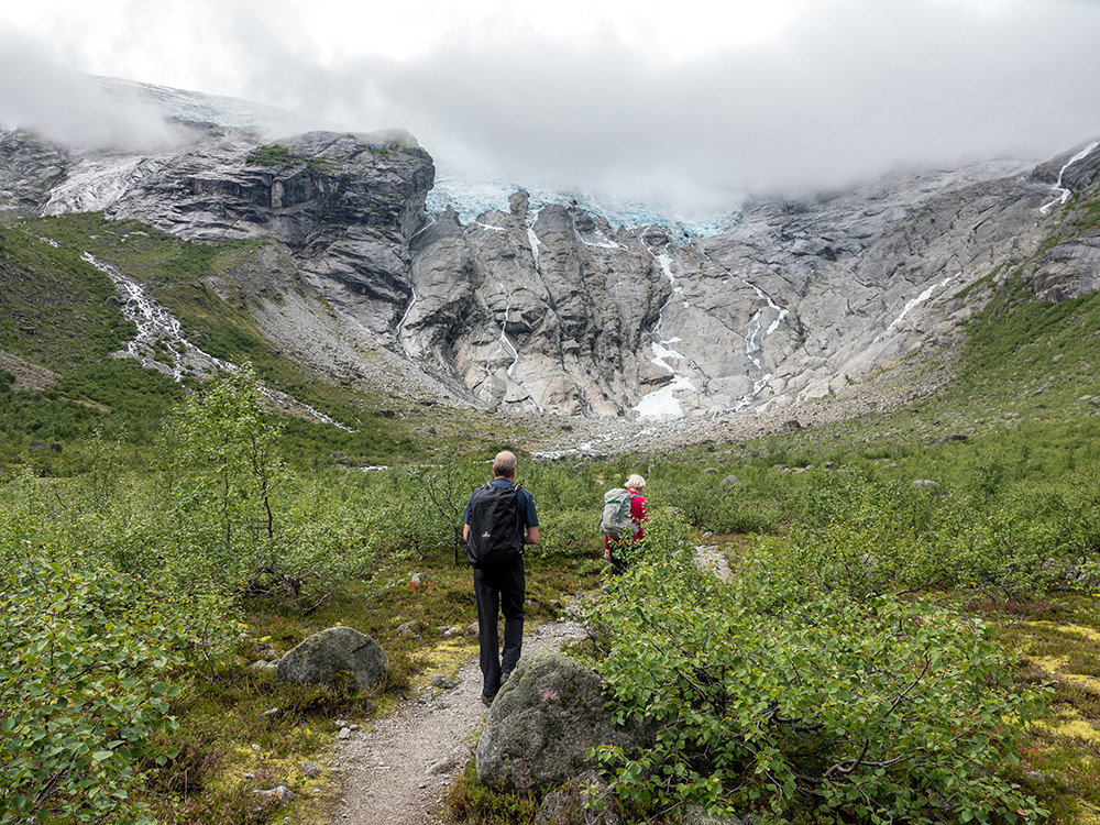 Wandelen naar Noorse gletsjer