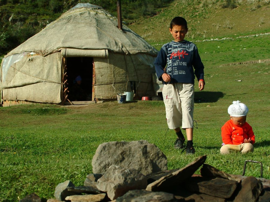 Kinderen bij yurt