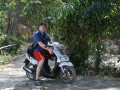 Op de scooter