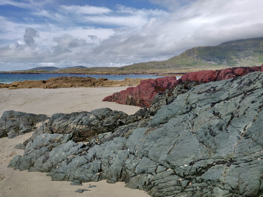 Mooie kust met kleurrijke rotsen