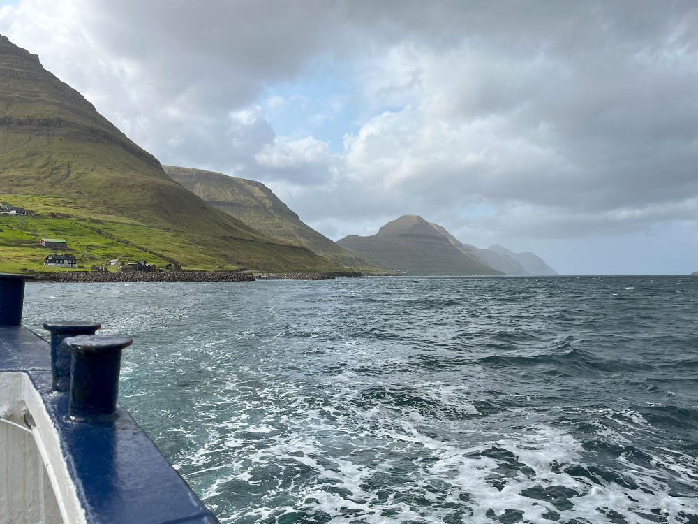 Uitzicht op Kalsoy vanaf de boot