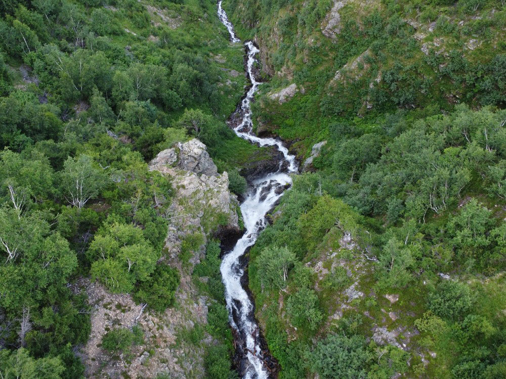 Wandelen langs de waterval