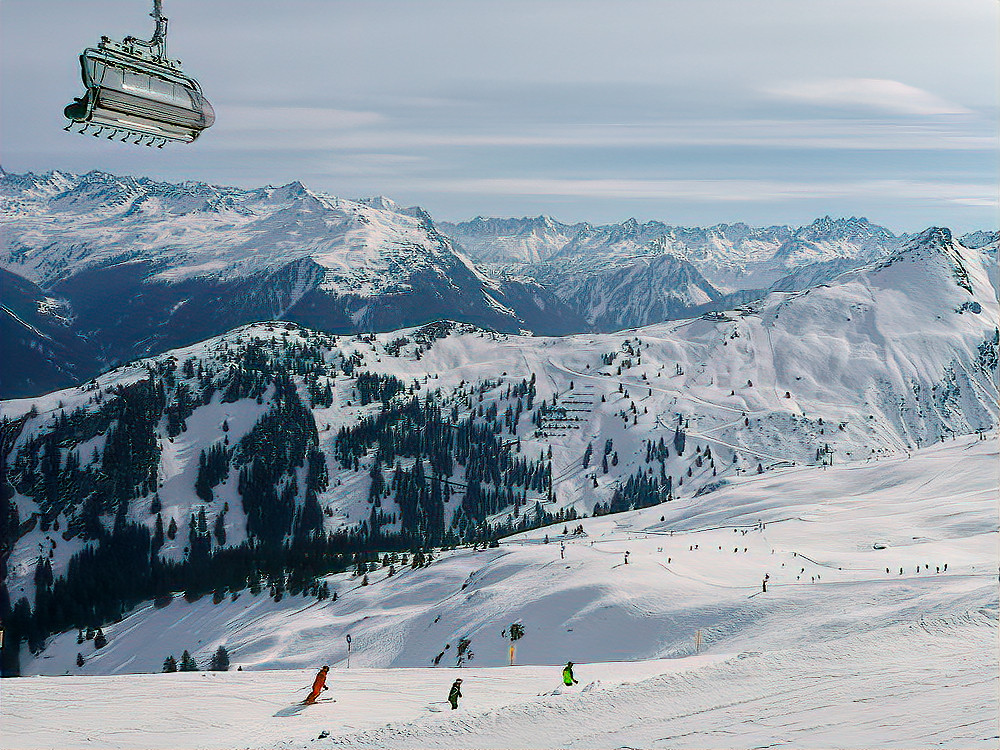 Blauwe piste naast zwarte piste