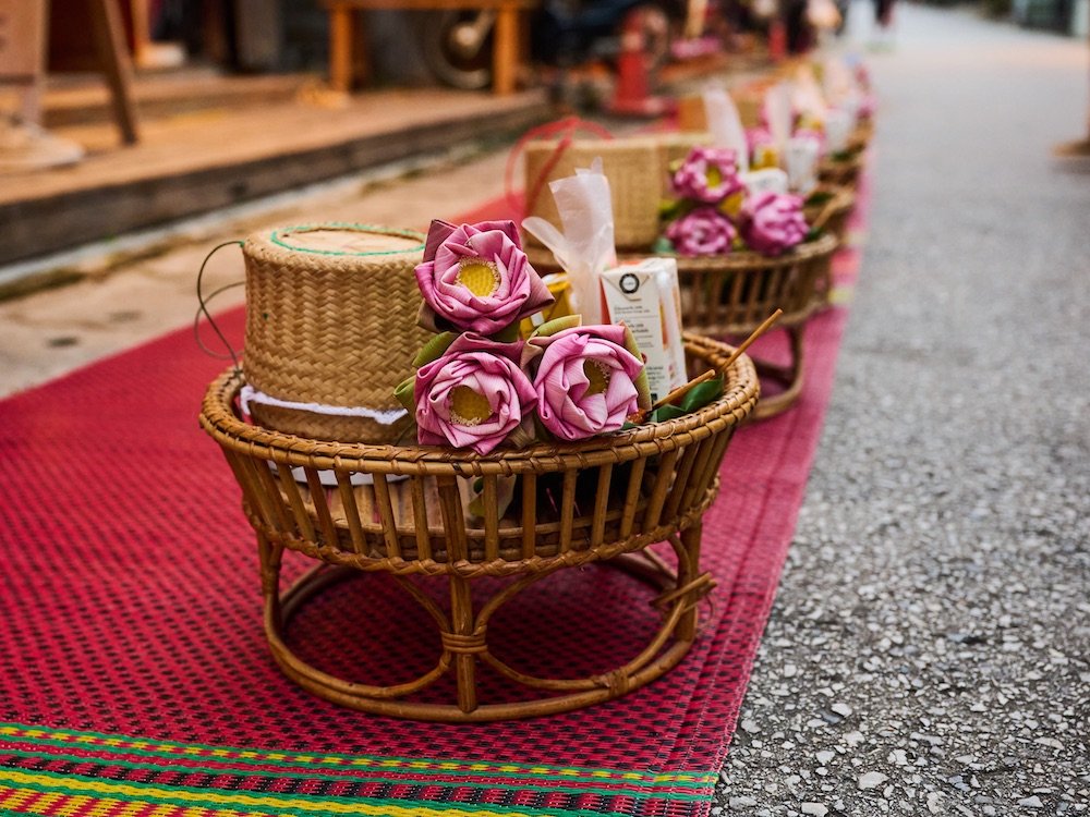 Offer voor de Tak Bat-ceremonie