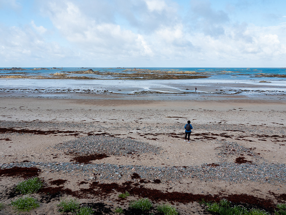 Strand bij eb op Jersey