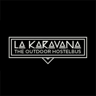 Logo van La Karavana - The Outdoor Hostelbus