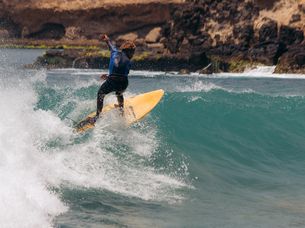 Surfen bij eiland Santiago