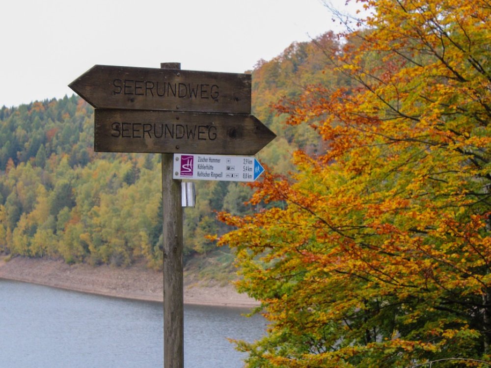 Wegwijzer op wandelroute