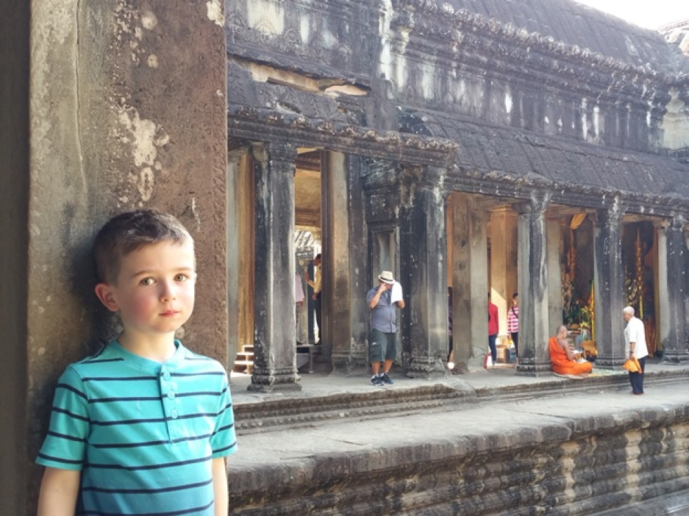 Met kind in Angkor Wat