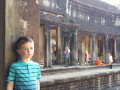 Met kind in Angkor Wat