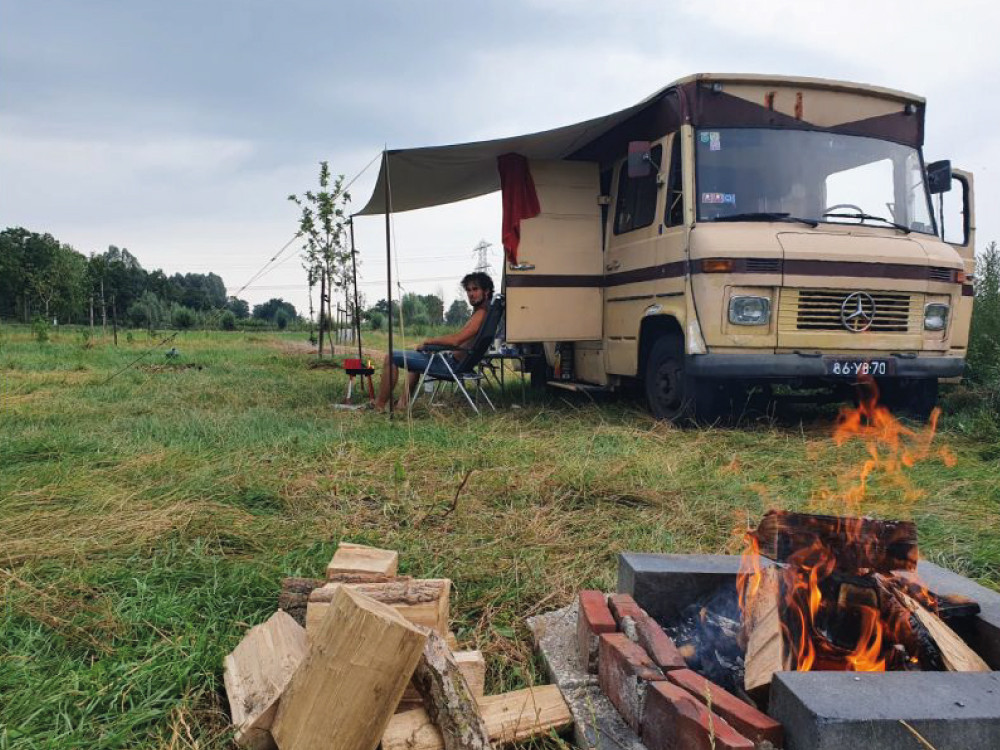 Overnacht in een camper in een voedselbos