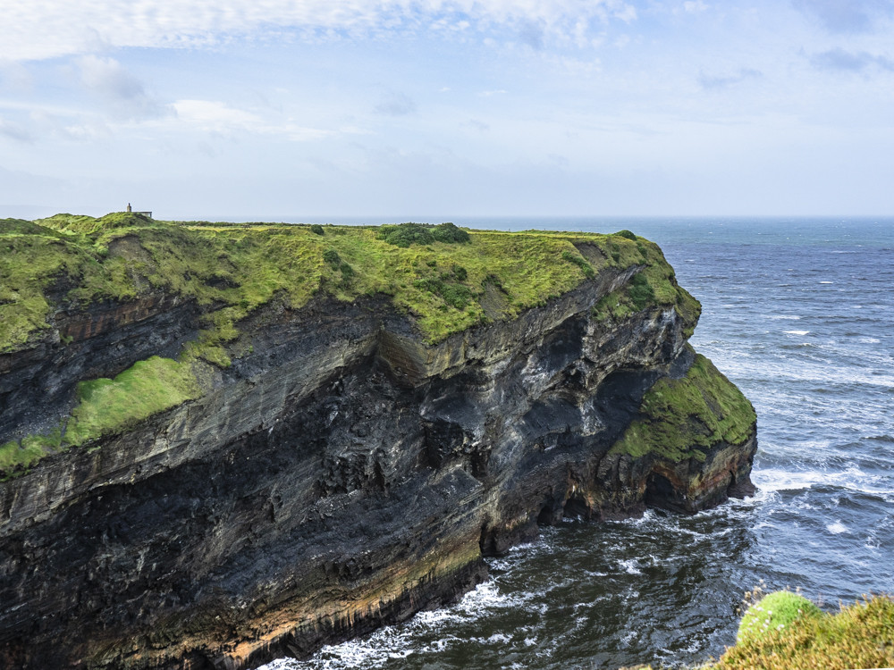 Kliffen van Bromore en de 'Mermaid's caves'