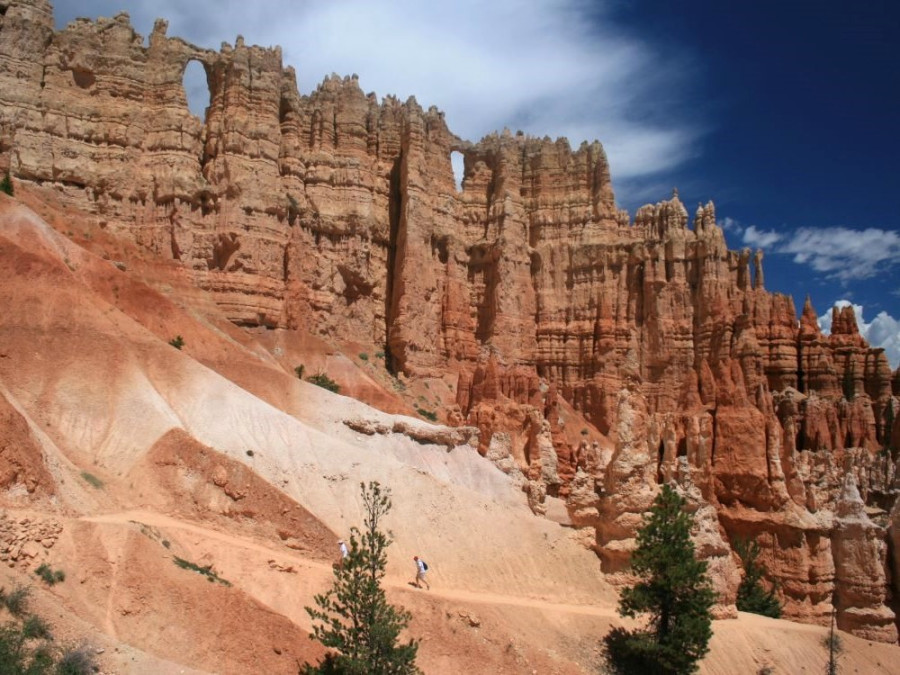 Wandelroute langs rotsen in Bryce Canyon National Park