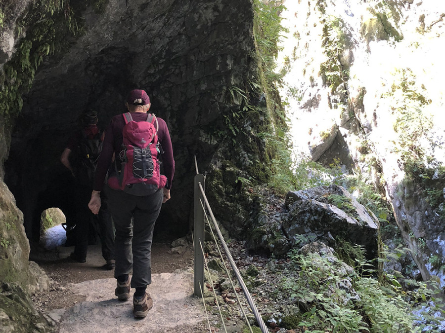 Tunnels langs Tolminska rivier