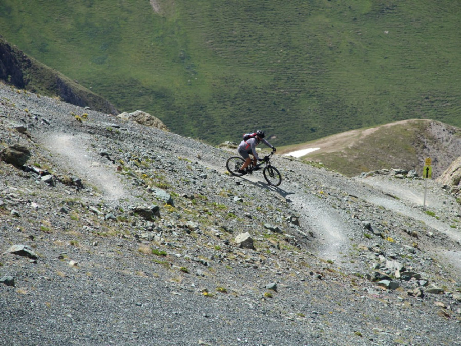 Mountainbiken de berg af