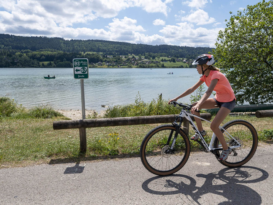 Fietsen langs Lac de Saint-Point Fietsen langs Lac de Saint-Point