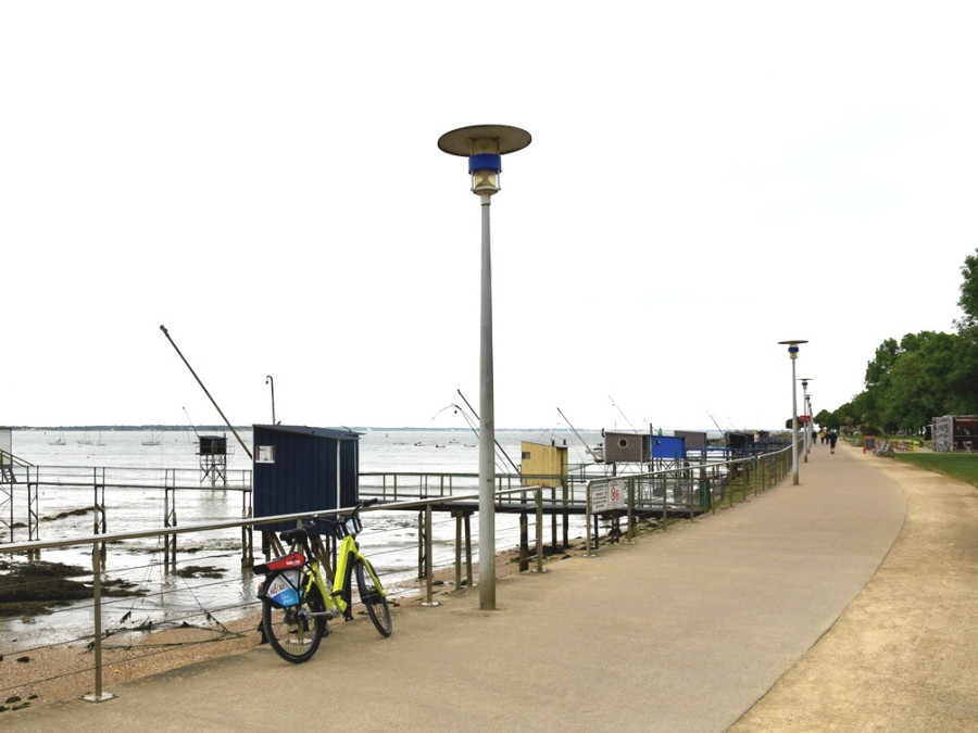 Op de fiets in Saint-Nazaire haven Op de fiets in Saint-Nazaire haven