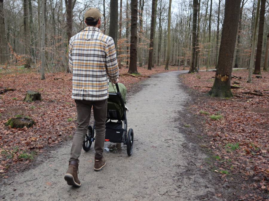 Wandeling in het bos met baby