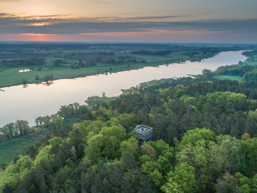 Luchtfoto van de Elbe bij Drethem met Kniepenberg en uitkijktoren in het biosfeerreservaat Nds. Elbtalaue.