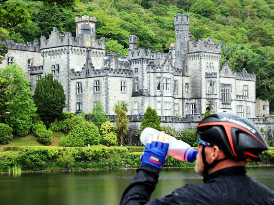 Fietsen langs Kylemore Abbey Fietsen langs Kylemore Abbey