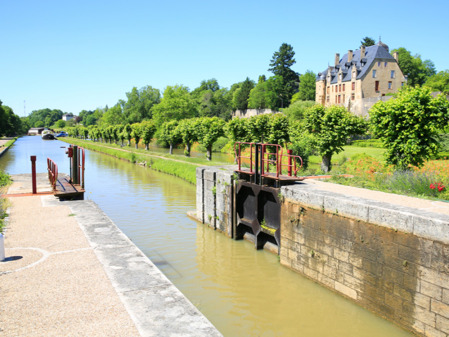 Canal du Nivernais in Frankrijk Canal du Nivernais in Frankrijk