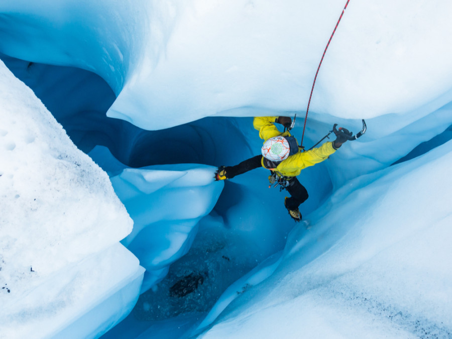 De Matanuska Gletsjer in Alaska kent bizarre ijslandschappen om te klimmen.