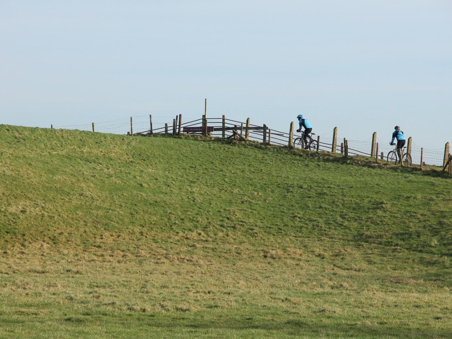 Fietsers op de dijk Fietsers op de dijk