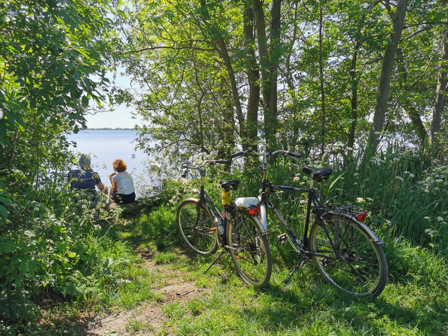 Fietsers bij het water Fietsers bij het water