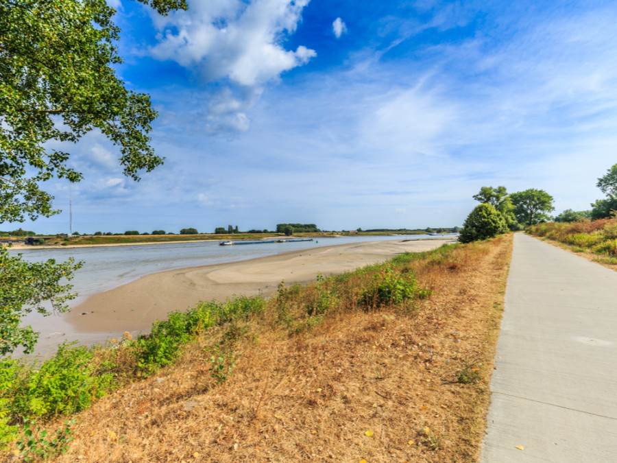 Langs het kanaal wandelen Langs het kanaal wandelen