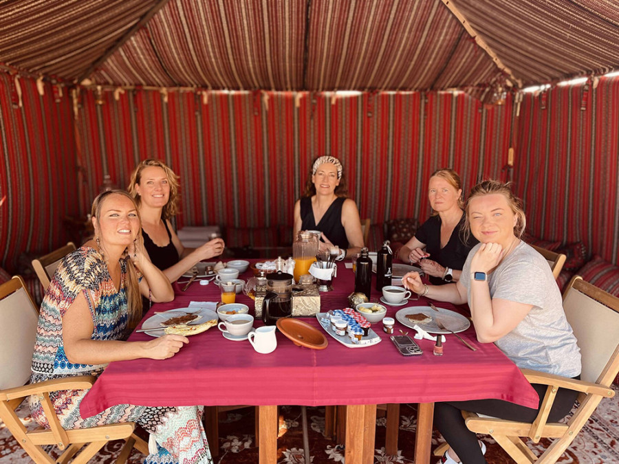 Ontbijt Wahiba Sands woestijn Ontbijt Wahiba Sands woestijn