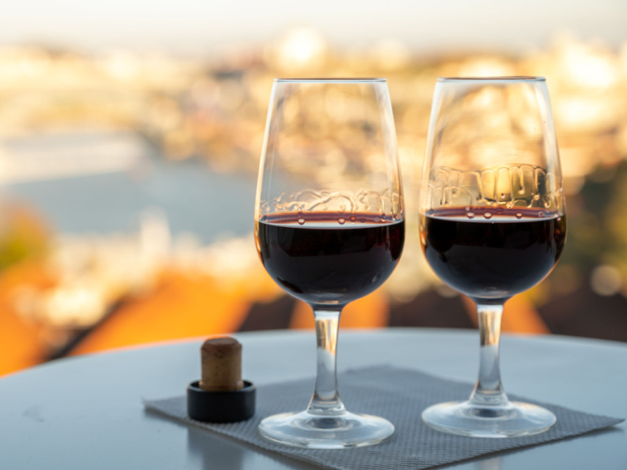 Wijn proeven met zicht op Douro rivier Wijn proeven met zicht op Douro rivier