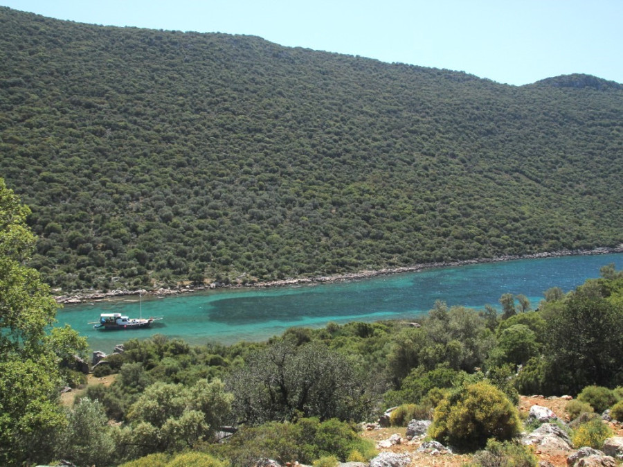 Baai met azuurblauw water