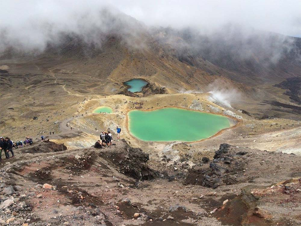 Zicht op Emerald lakes en Blue lake