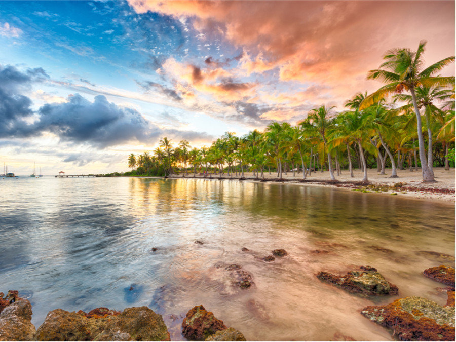 Zonsondergang bij het strand op Guadeloupe