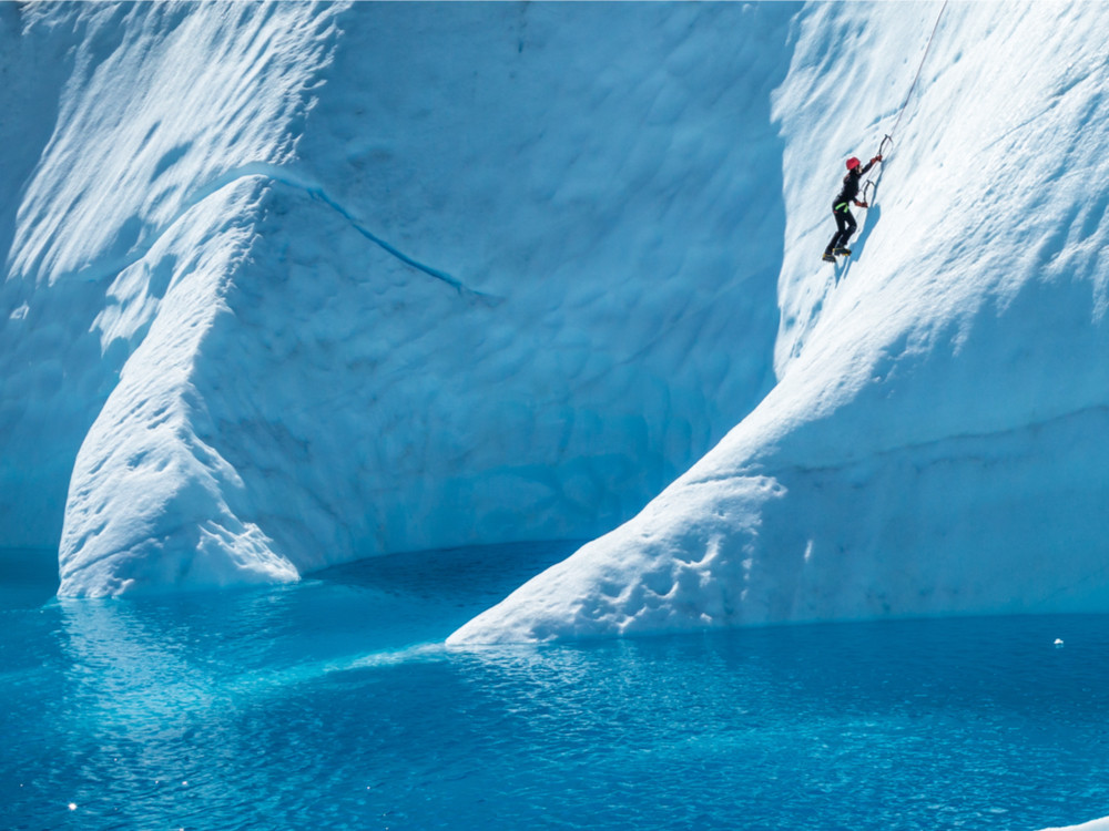 Klimmen op het ijs van de Matanuska Gletsjer in Alaska