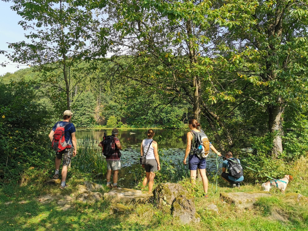 Wandelen langs een maar