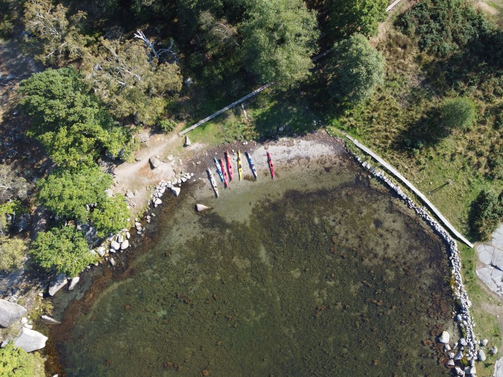 Kajaks in een baai