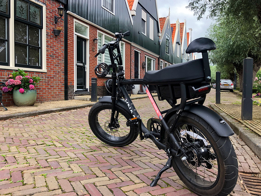 Met de e-fatbike door Volendam