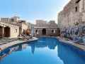 Zwembad bij antieke herberg Oman