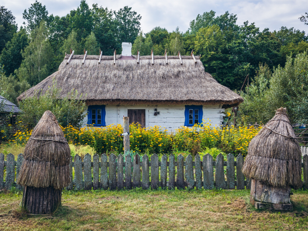 Bijenkorven bij traditionele cottage