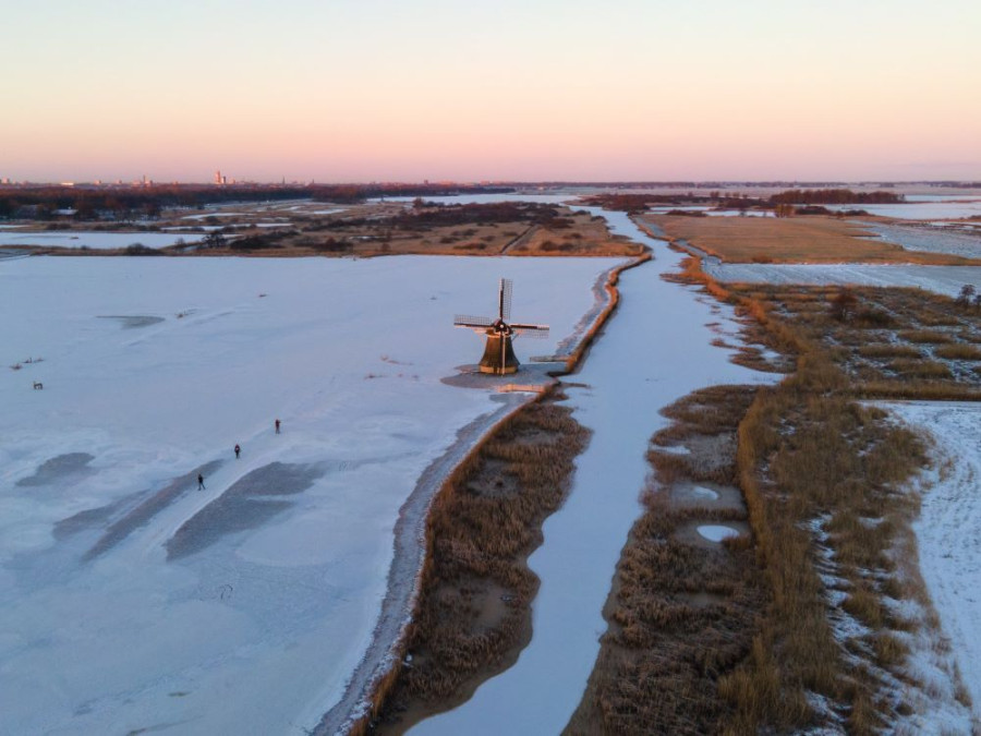 Molen in winters landschap