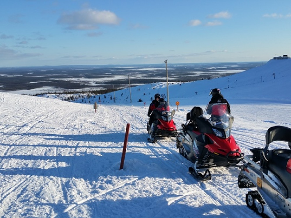 Met sneeuwscooters